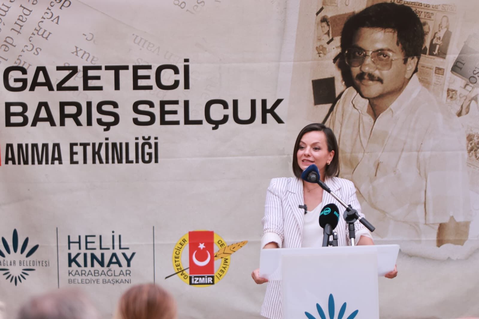 Karabağlar’da Barış Selçuk Unutulmadı Adının Yaşatıldığı Parka Karanfiller Bırakıldı (1)