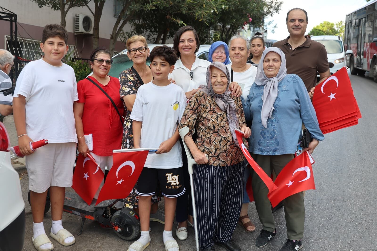 Karabağlar’da Mahalle Ve Caddeler Kırmızı Beyaza Büründü (2)