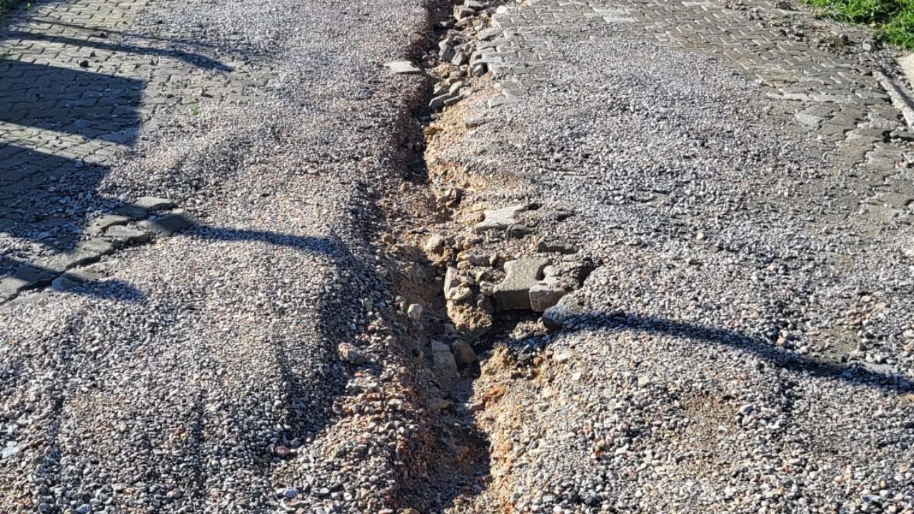 Karaburun’da Vatandaşlardan Yol Isyanı! Site Sakinleri 3 Yıldır Çözüm Bekliyor (1)