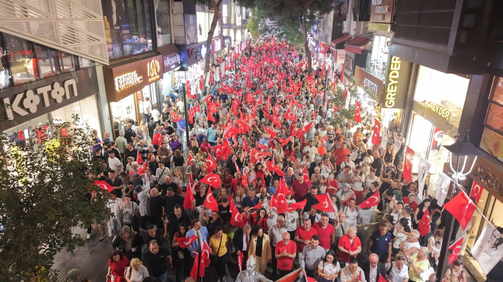 Karşıyaka Çarşısı Kırmızı Beyaza Büründü Binlerce Kişi Sokağa Çıktı (1)