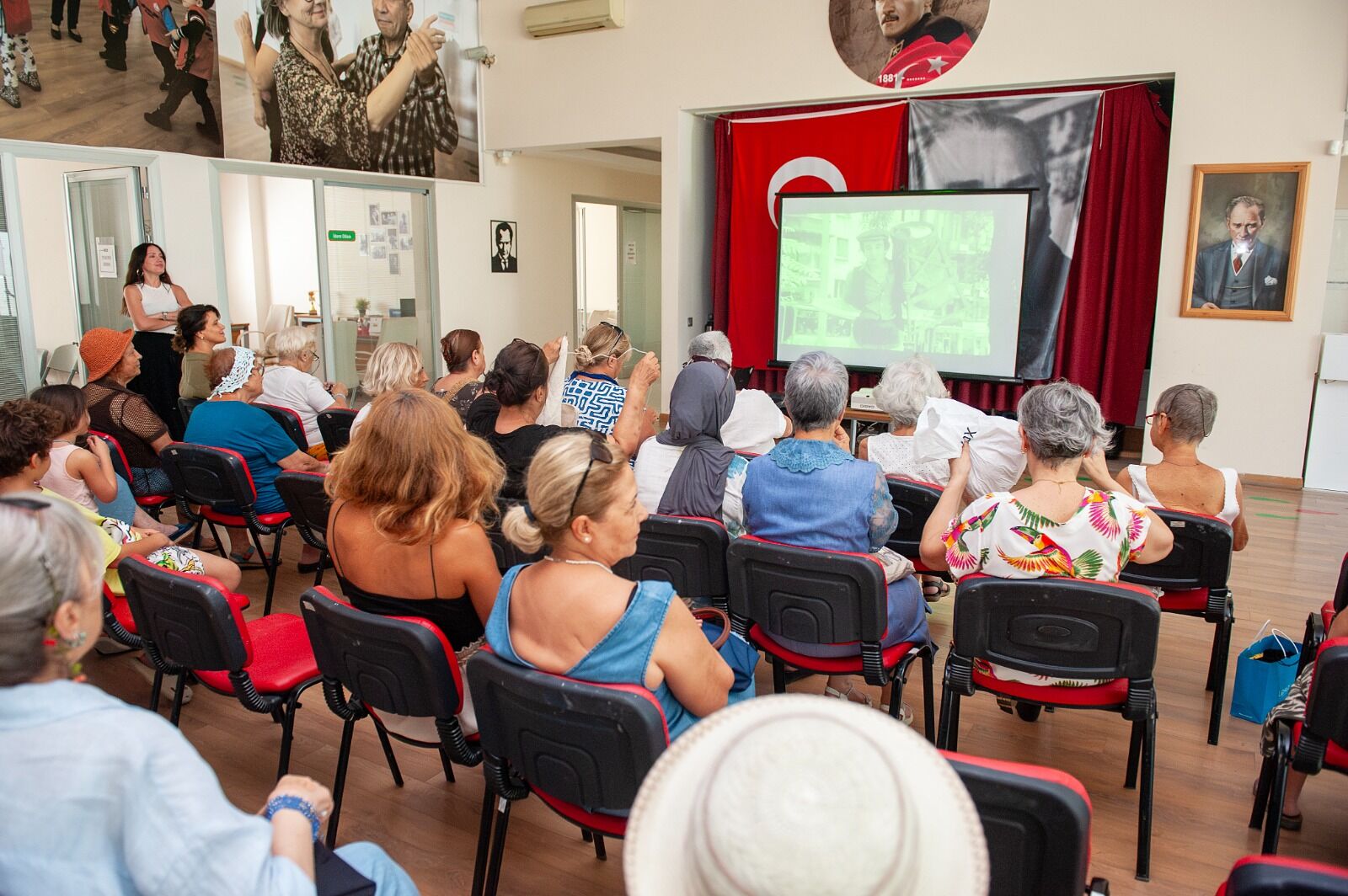 Karşıyaka'da Örgüler Açıldı, Film Başladı! 60 Yaş Üstü Vatandaşlar Etkinliklerde Buluşuyor (1)