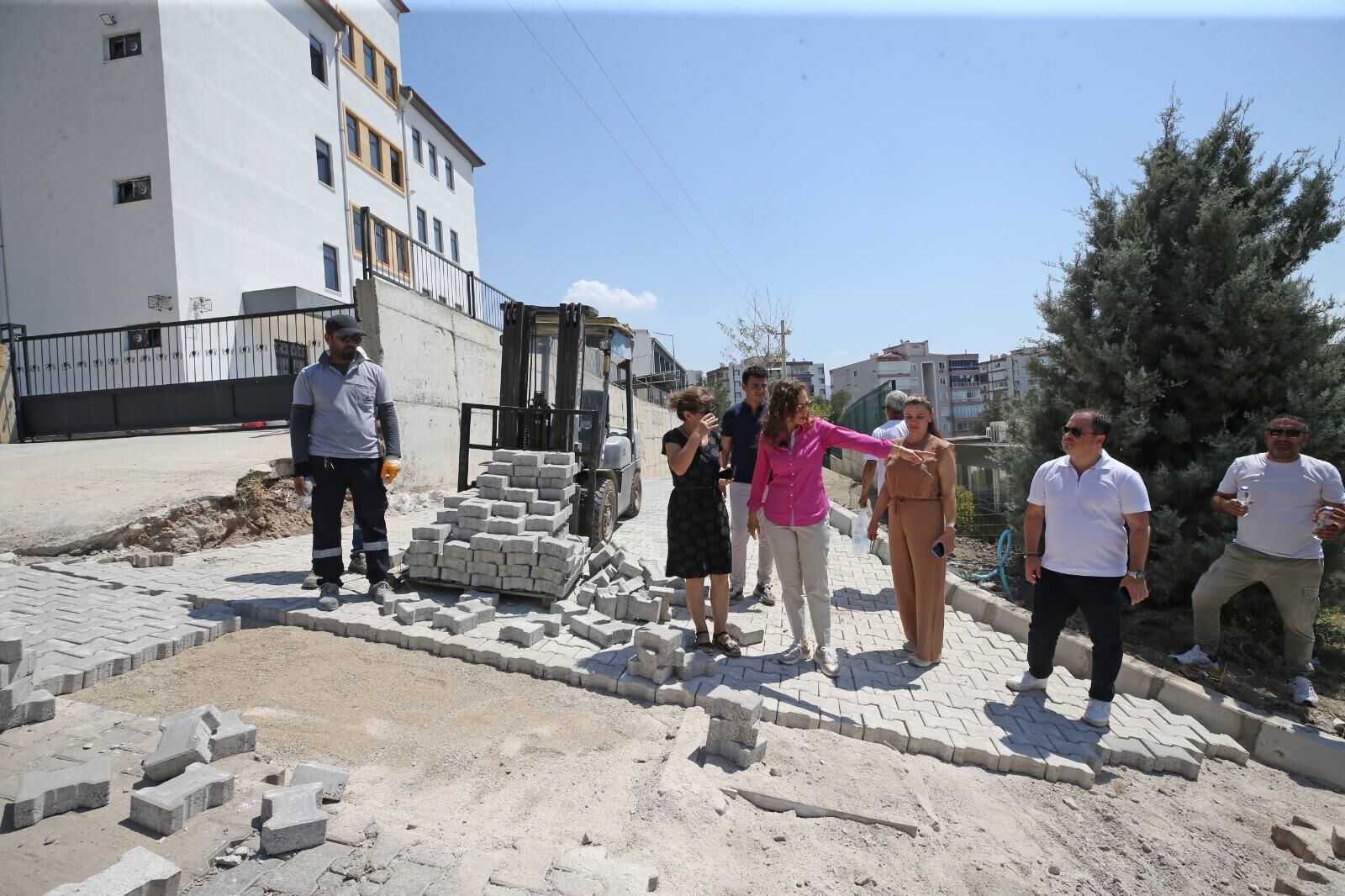Karşıyaka'da Yollar Daha Güvenli Hale Geliyor Kapsamlı Bakım Seferberliği Başladı (1)