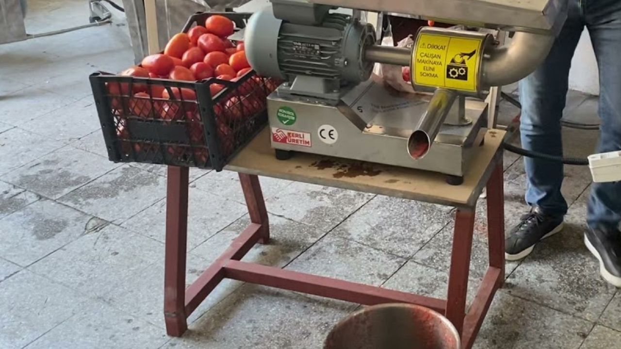 Kışlık Salçalar Hazırlanmaya Başladı! Peki Salça Makineniz Temiz Mi Çoğu Kişi Temizlerken Bu Kısmı Atlıyor (1)