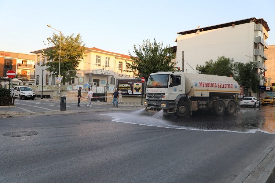 Menderes’te Köşe Bucak Temizlik! Caddeler Baştan Sona Yıkandı (1)