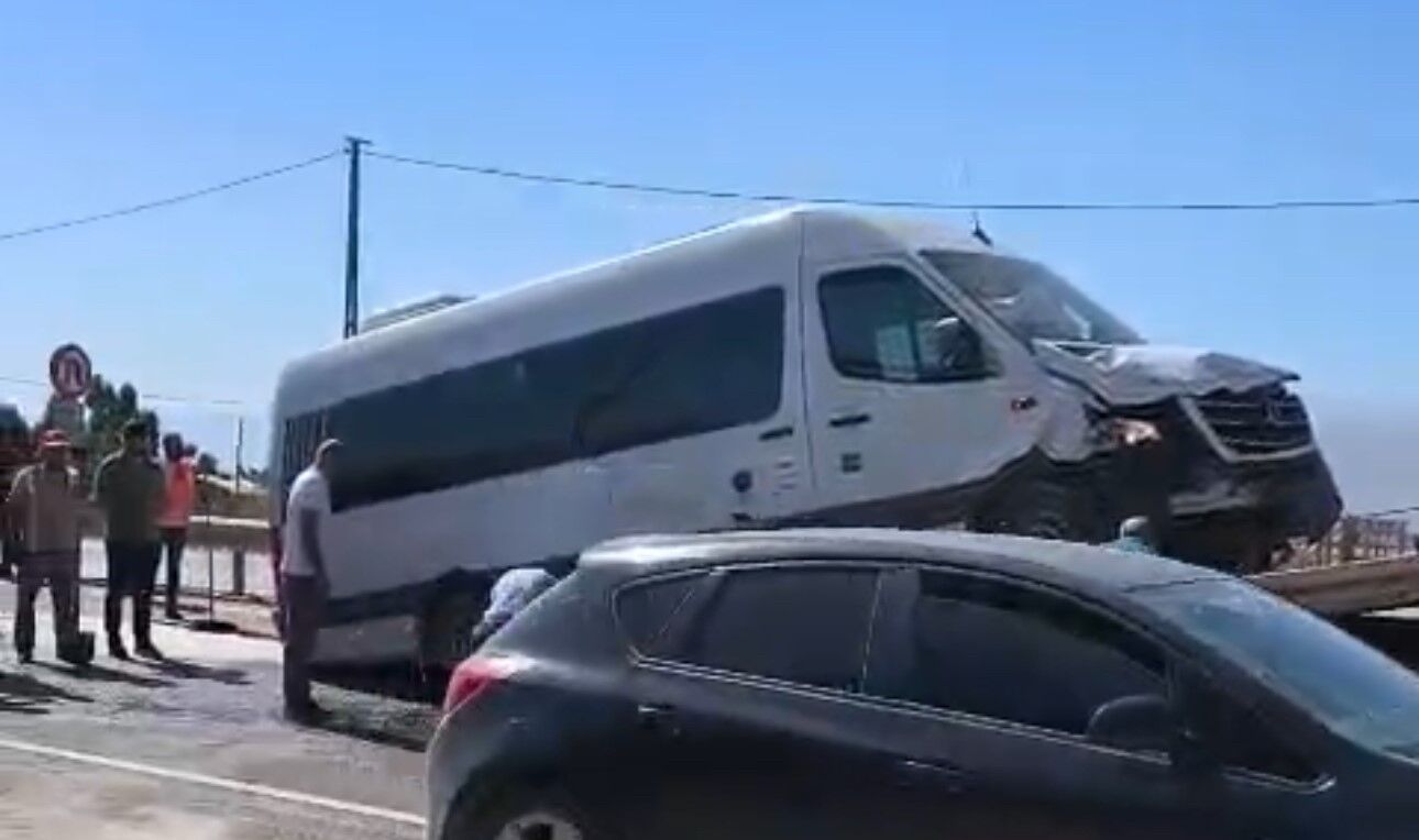 Minibüs Ile Kamyonet Çarpıştı Çok Sayıda Yaralı Var (1)