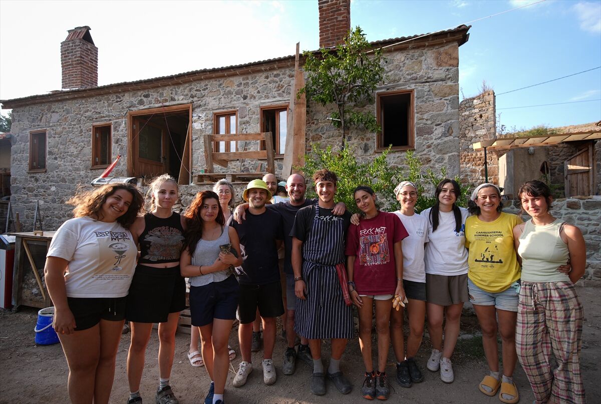 Öğrenciler Şantiyede! İspanya'dan Bergama'ya Uzanan Proje4 Yapı Yeni Nesil Kervansaray Olacak (5)
