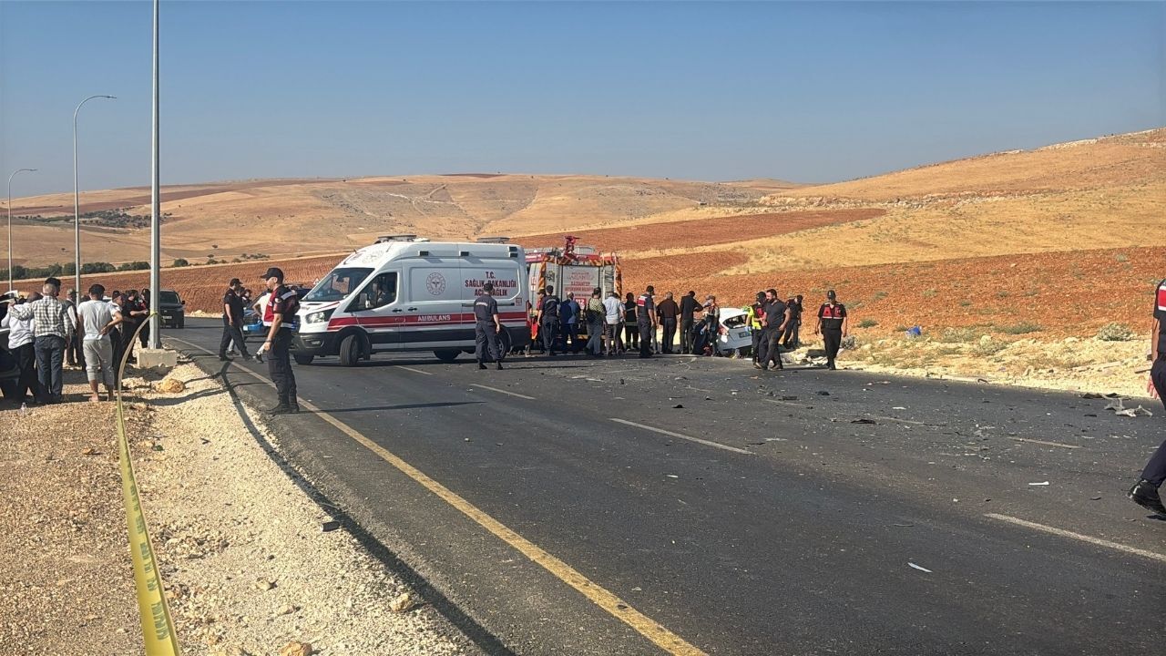 Otomobil Ile Hafif Ticari Araç Kafa Kafaya Çarpıştı 2 Ölü, 4 Yaralı (1)