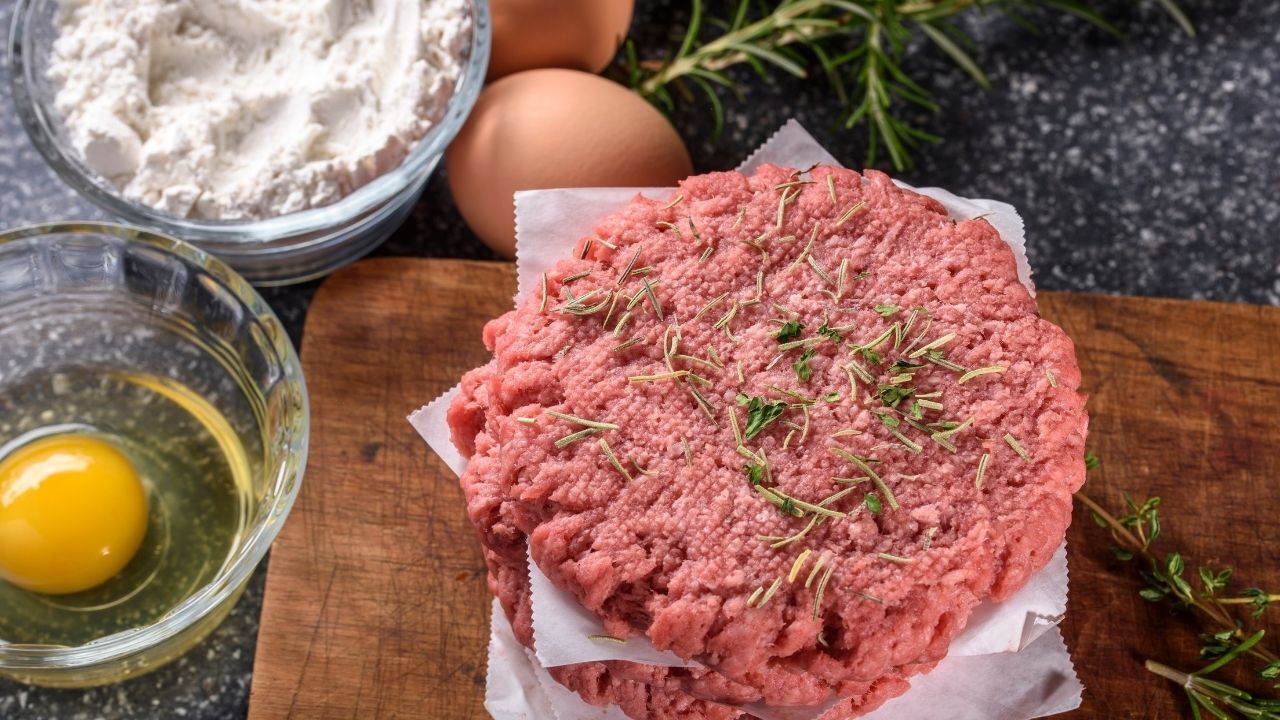 Sadece Birkaç Malzeme Yeterli! Bu Şekilde Yoğurun Dağılmasın, Içi Yumuşacık Olsuntam Kıvamında Hamburger Köftesi Tarifi (1)