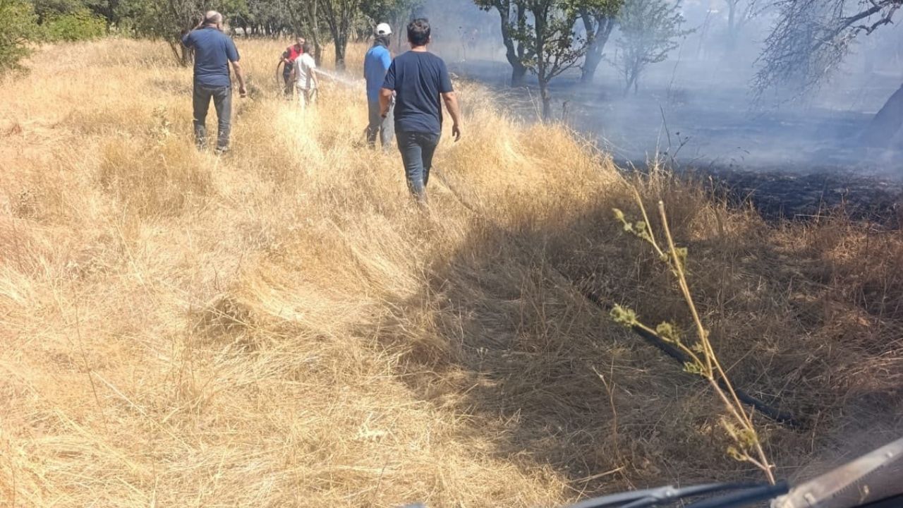 Son Dakika Otluk Alanda Yangın Çıktı! Alevler Geniş Alana Yayıldı (2)