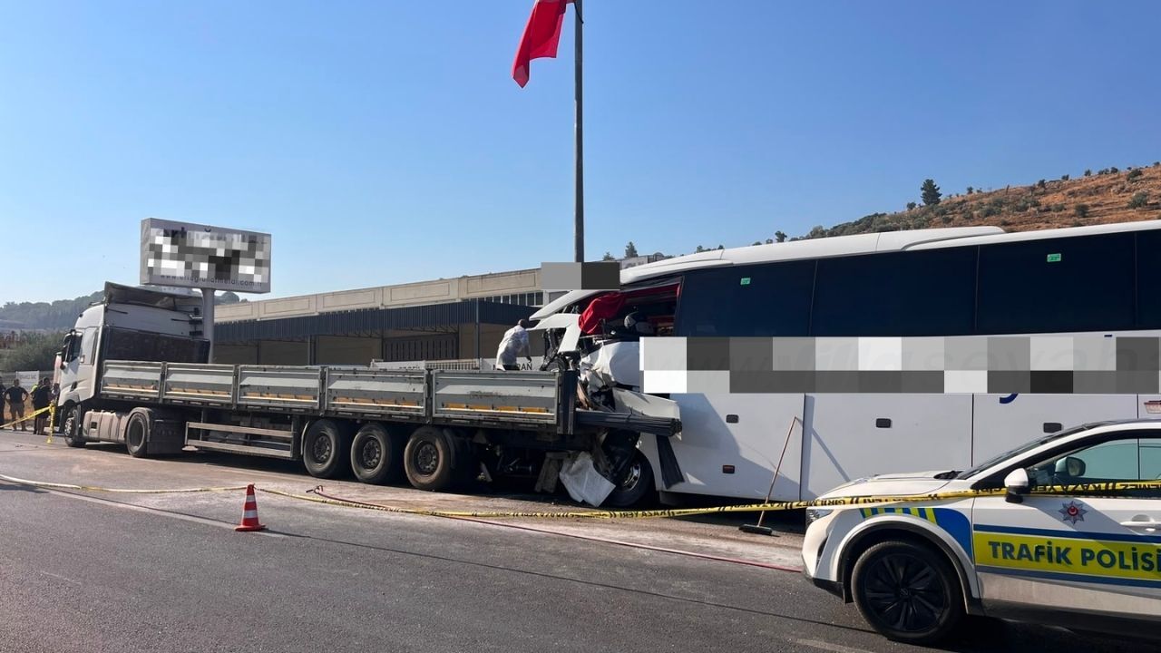 Son Dakika Yolcu Otobüsü Ve Tır Çarpıştı 2 Ölü, Çok Sayıda Yaralı Var (2)