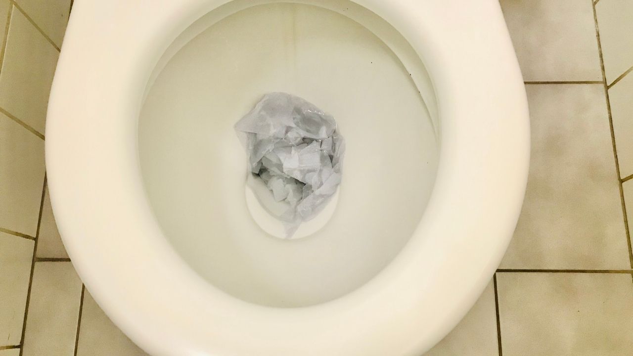 Tuvaletteki Sarı Lekeler Bir Türlü Geçmiyor Mu Kimyasal Ürünleri Karıştırmaya Son! Bu Doğal Yöntemlerle Tertemiz Olacak (2)