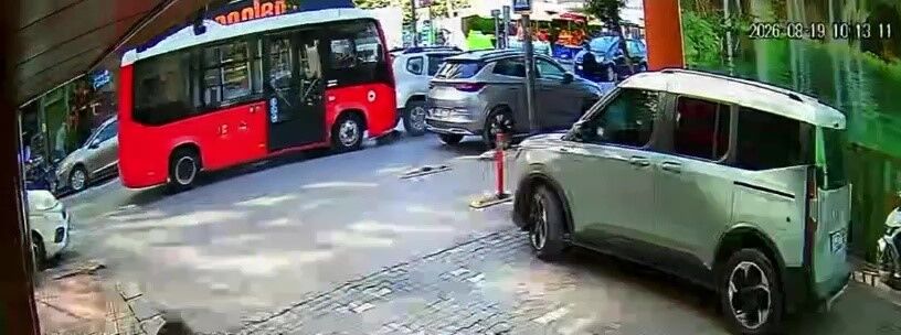 Yayaya Yol Vermek Için Duran Otomobile Minibüs Çarptı O Anlar Kamerada (2)