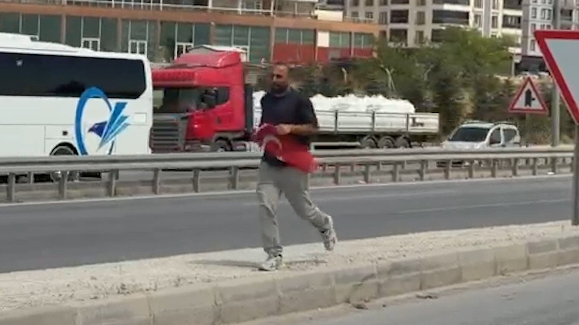 Yerde Türk Bayrağını Gördü, Aracından Inip Aldı! O Anlar Kameralara Yansıdı (2)