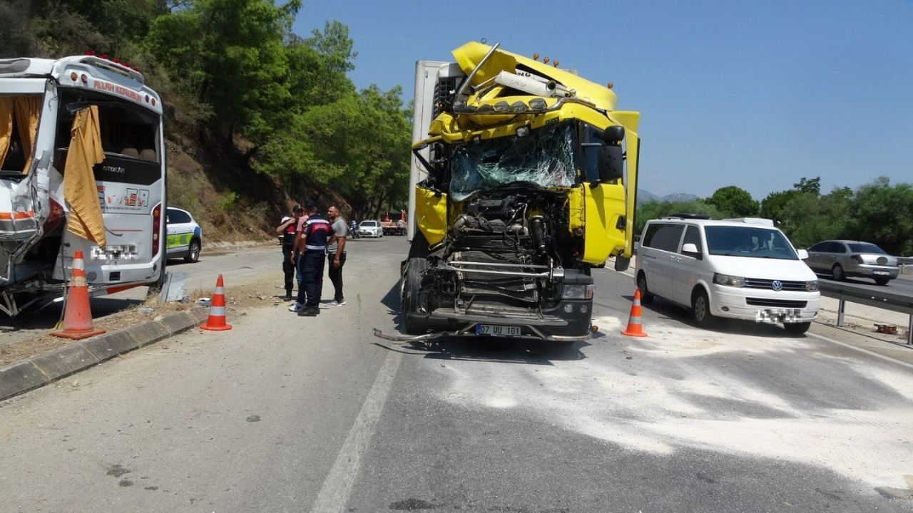 Yolcu Indiren Midibüse Tır Çarptı Çok Sayıda Kişi Yaralandı (2)