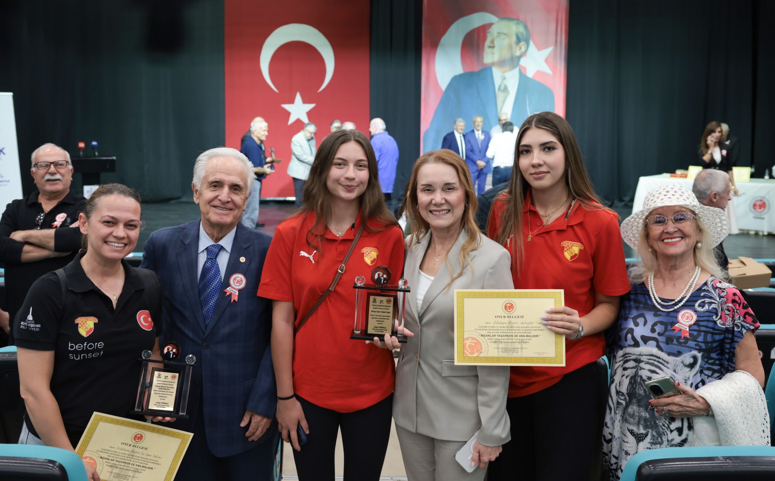 27 Yıllık Gelenek Konak’ta Sürdü! Spora Emek Veren 41 Isim Ödül Aldı (2)