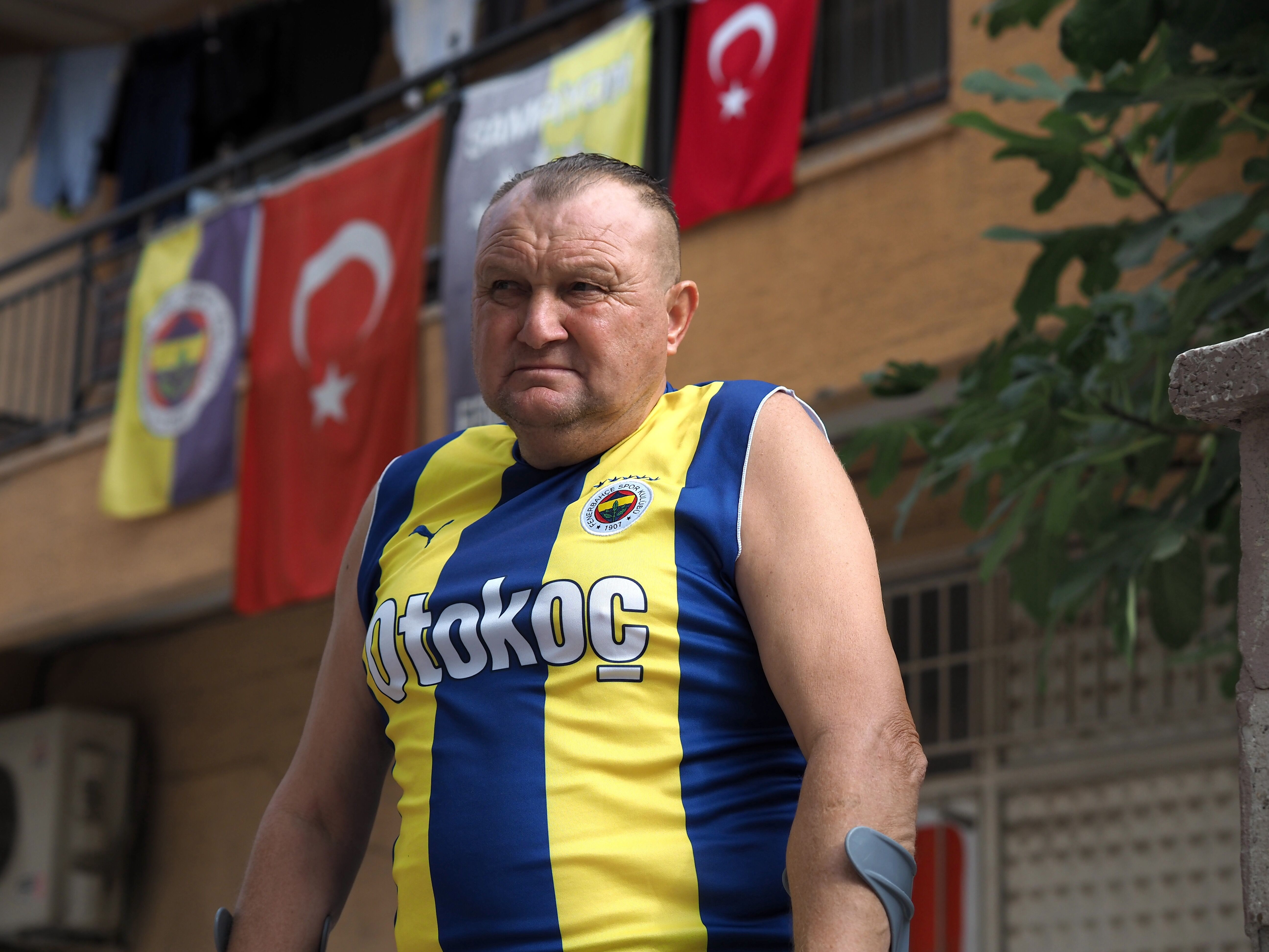 5 Yaşında Başlayan Fenerbahçe Tutkusunu 55 Yıldır Kıyafetlerine Yansıtıyor 2