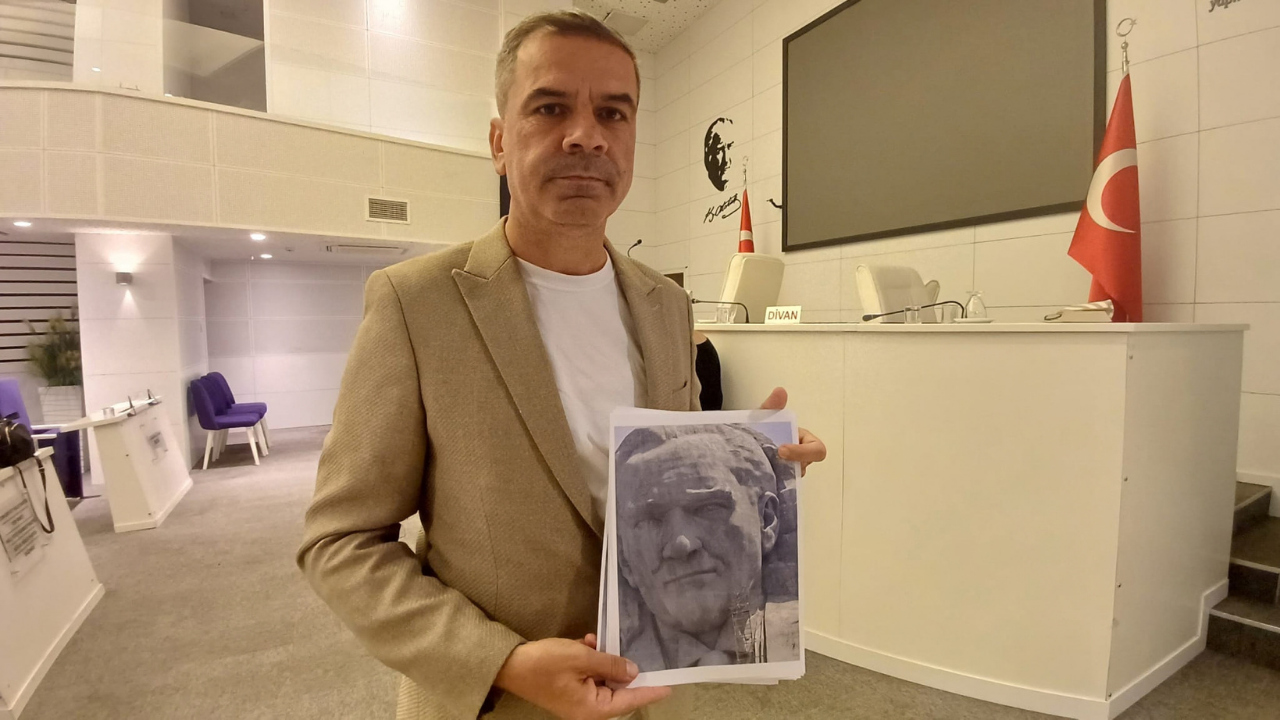 MHP’li Altınkeser’den Atatürk maskı tepkisi! “Şeref bayrağı asılmalı”