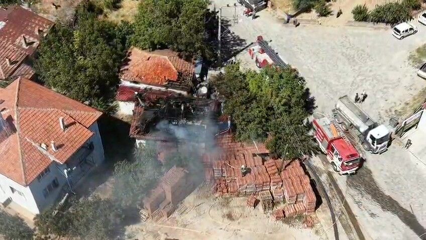Bahçedeki Otları Temizlemek Isterken Evini Yaktı (2)