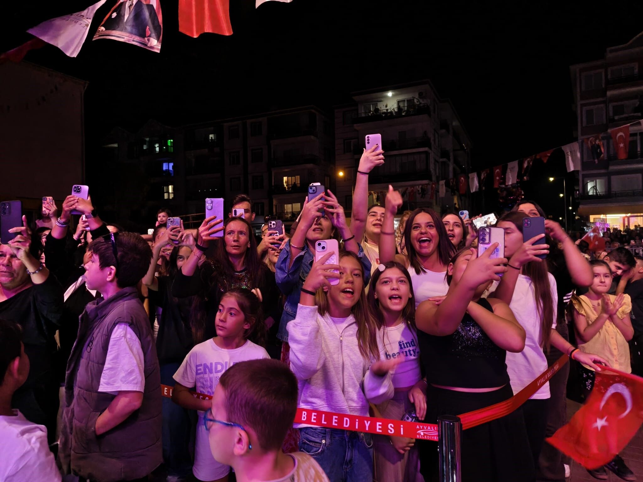 Balıkesir'de Aydilge Rüzgarı Esti! Şarkılar Hep Bir Ağızdan Söylendi (2)