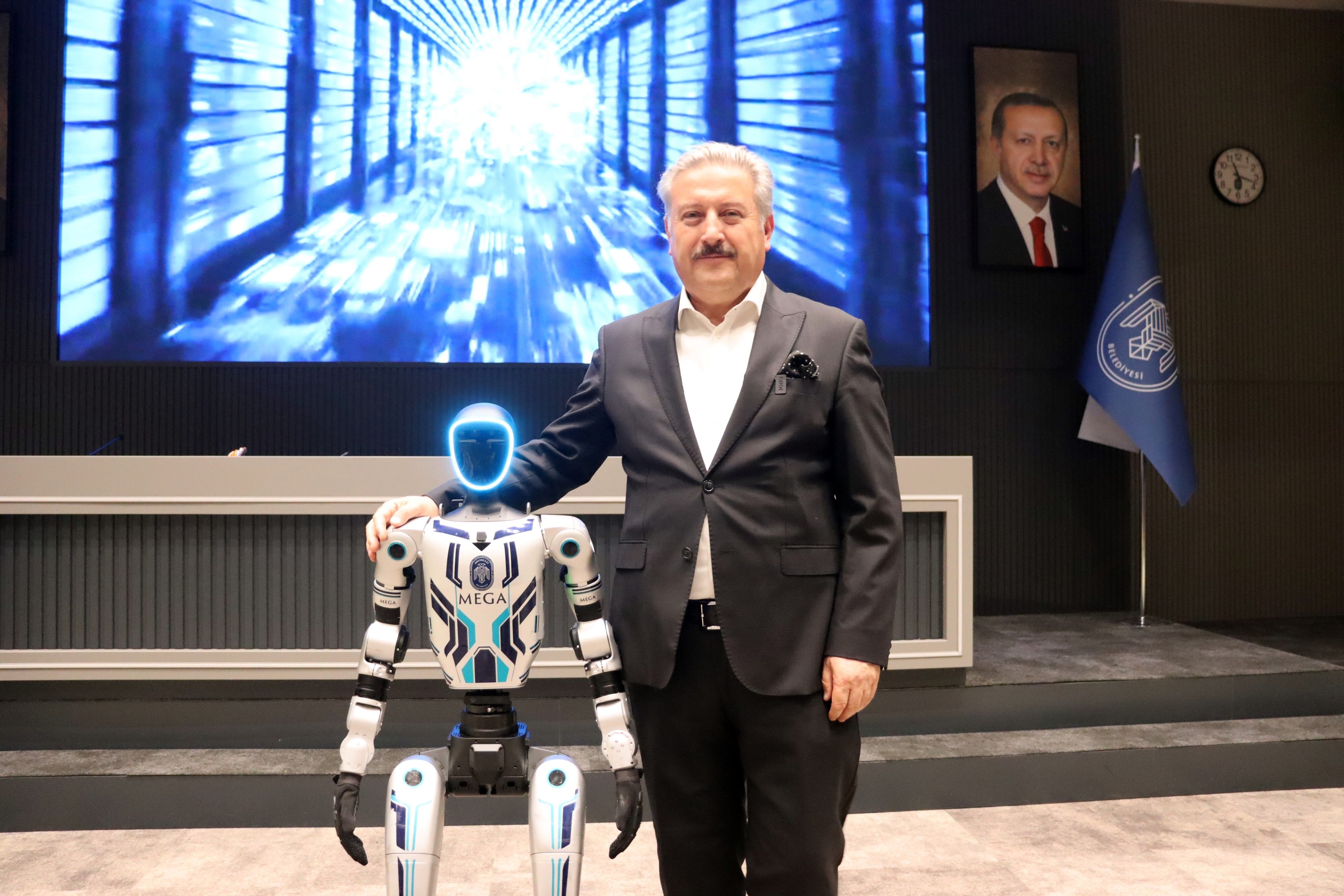 Belediyede Bir Ilk! İnsansı Robot Işe Alındı (1)