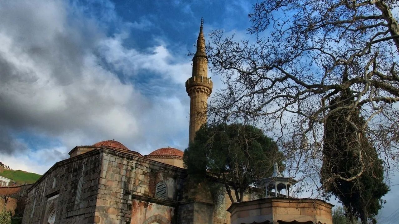 İzmir'de tarihe açılan kapı! Kubbesinden mihrabına 600 yıldır ayakta, bu tarihi yapı görenleri büyülüyor