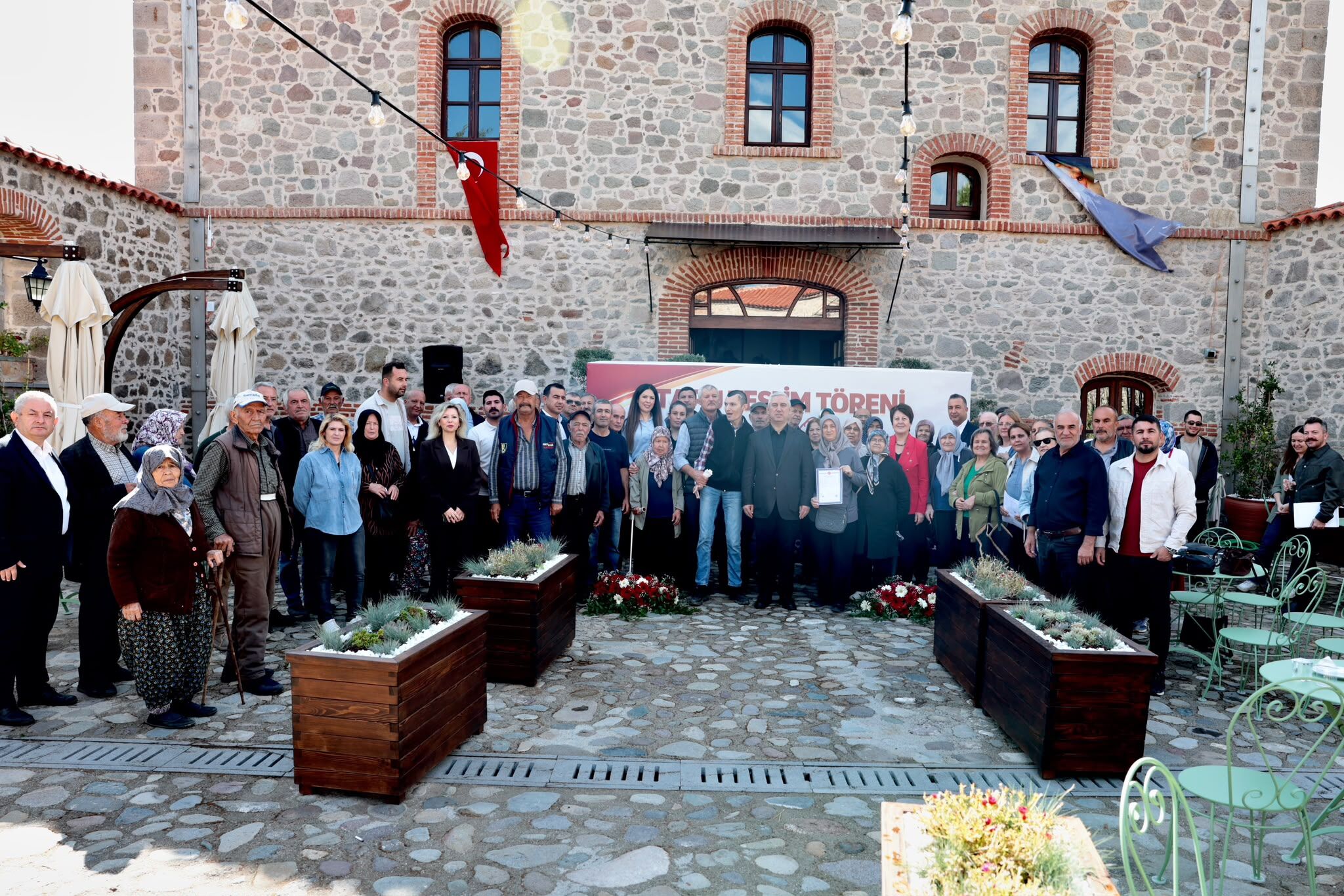 Bergama’da Mülkiyet Sorununda Yeni Adım Tapular Sahiplerine Teslim Edildi (2)