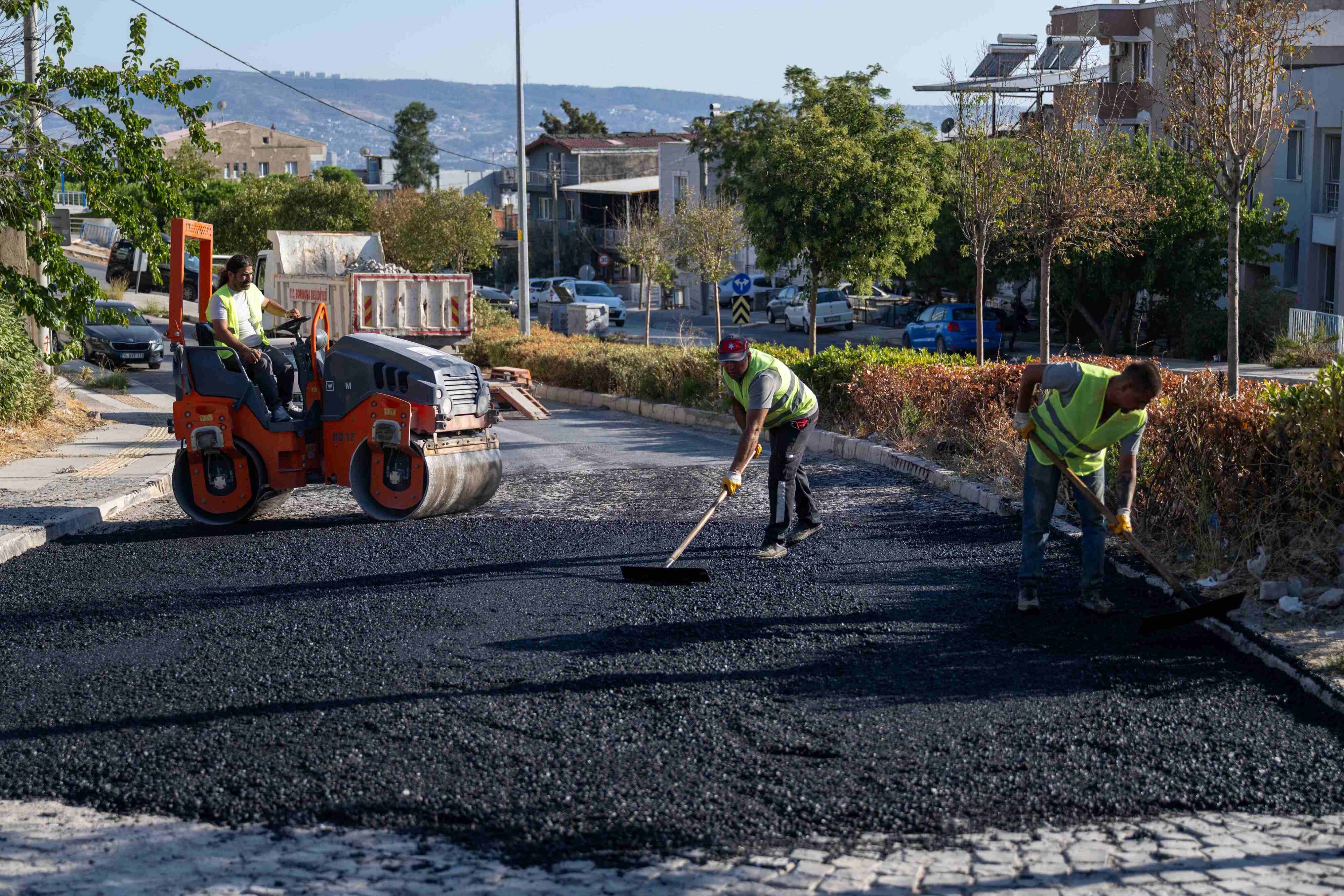 Bornova’da tehlike oluşturan yola belediyeden hızlı müdahale: Kalıcı çözüm geliyor