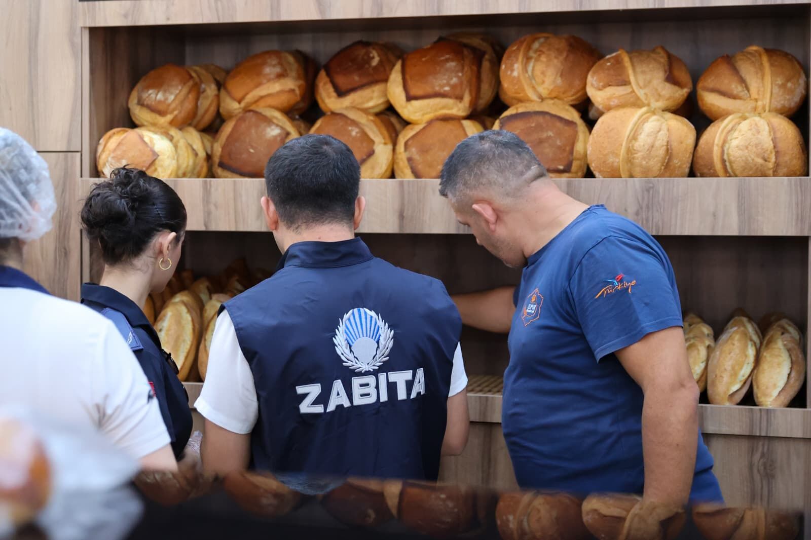 Buca’da fırınlara sıkı denetim: Ruhsat, hijyen ve gramajlar tek tek incelendi