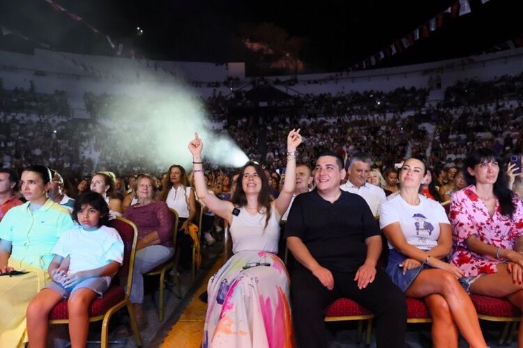 Çeşme’de Iki Günlük Festival Sona Erdi Binlercde Kişi Konserde Buluştu (1)