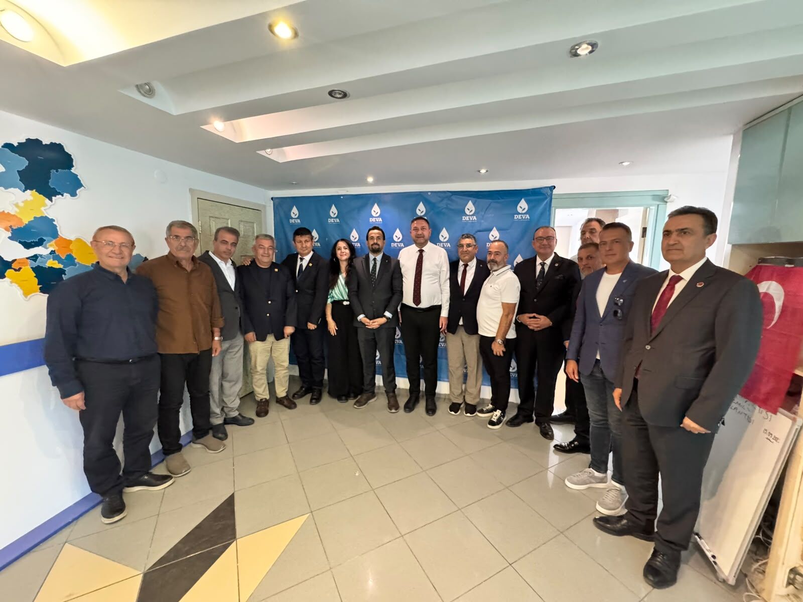 Chp İzmir İl Başkanı Utku Gümrükçü, Beraberindeki Il Yönetimiyle Birlikte Deva Partisi İzmir İl Başkanlığı’nı Ziyaret Etti. Deva Partisi İzmir İl Başkanı Muhammet Yılmaz Ve Il Yönetiminin Ev Sahipliğinde Gerçekleştir