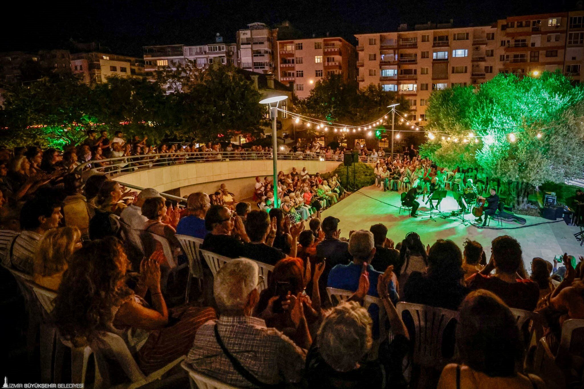 Dünyaca Ünlü Macar Topluluk İzmir’de Konser Verdi Klasik Eserler Açık Havada Yankılandı (1)