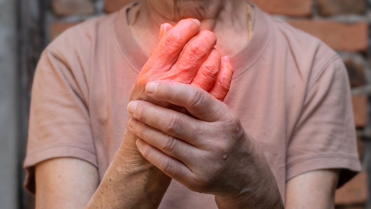 Eklemlerde şişlik ve kızarıklık varsa dikkat! Uzmanı uyardı: Hastalık riskini etkileyebiliyor