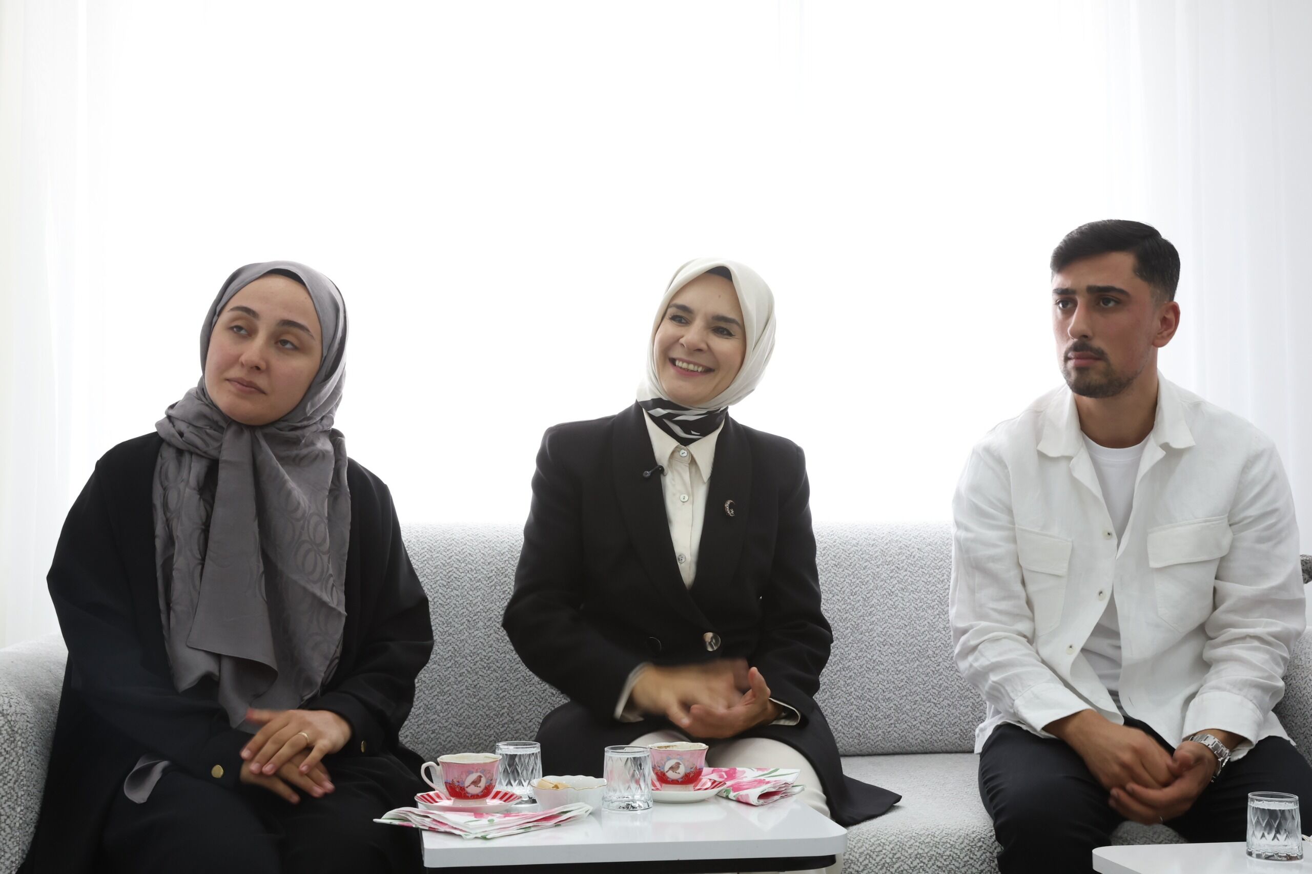 Evlilik kredisiyle yuvalarını kurdular: Bakan Göktaş evlerinde ziyaret etti