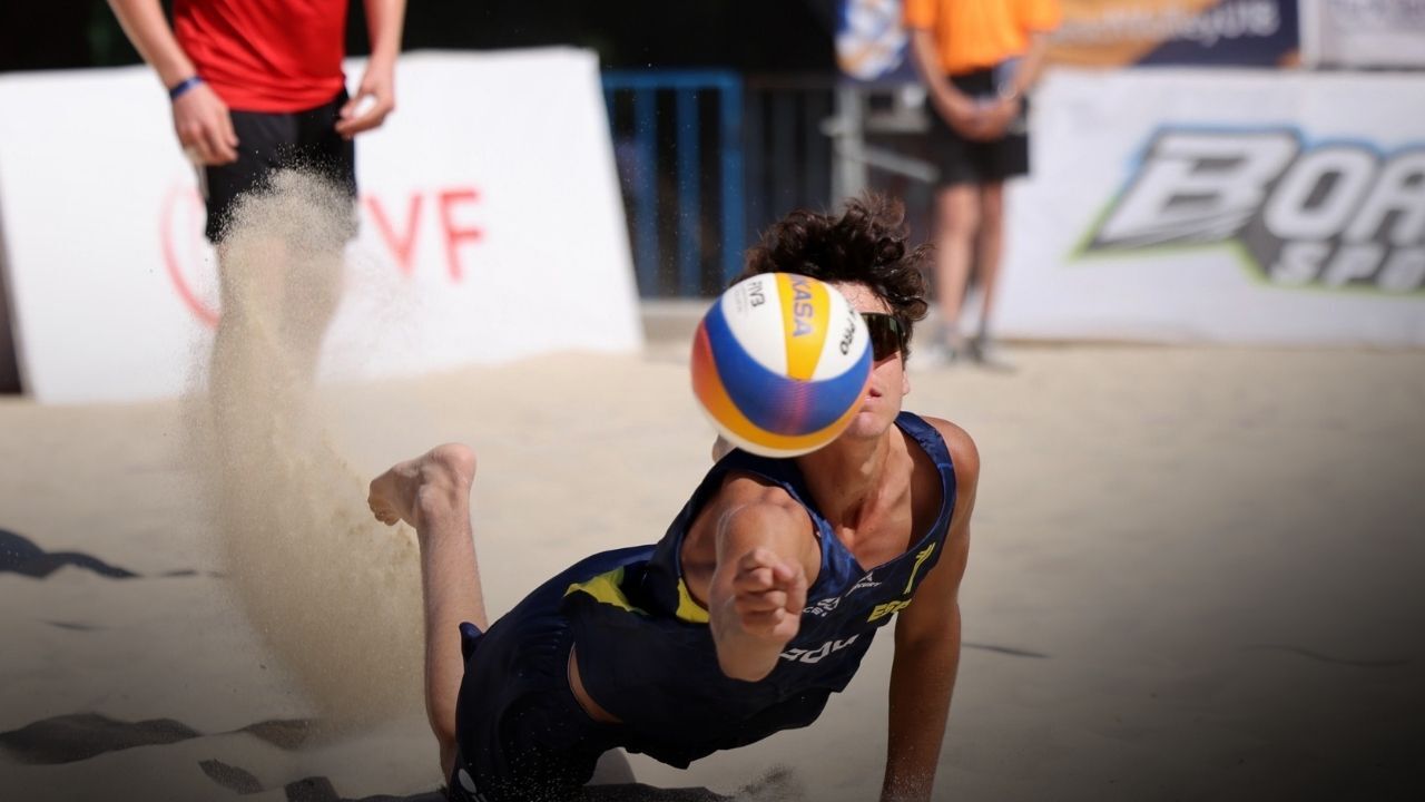 Foça'da plaj voleybolu heyecanı sürüyor!