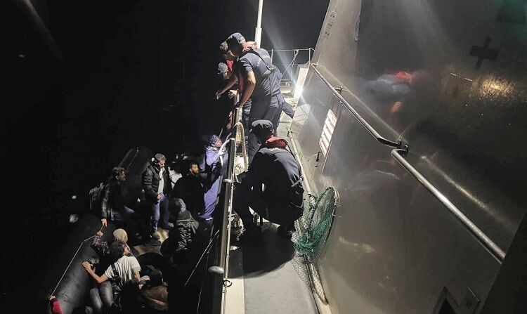 İzmir'de 3 ilçede operasyon! 70 düzensiz göçmen yakalandı