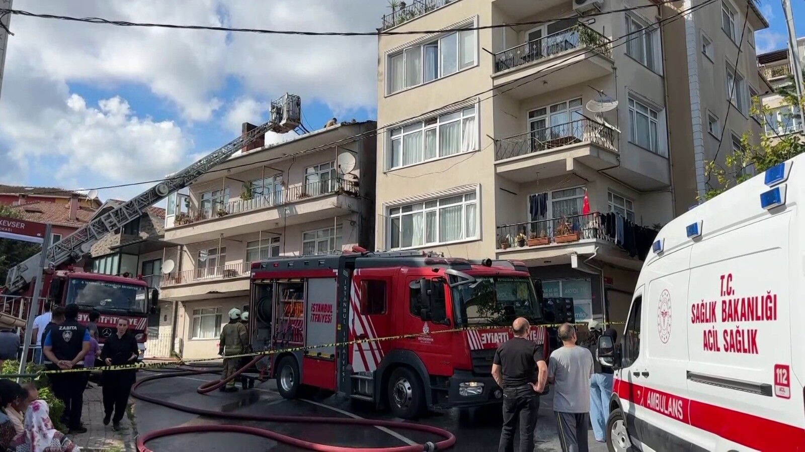 İki bina arasında yangın çıktı: Bir araç kullanılamaz hale geldi
