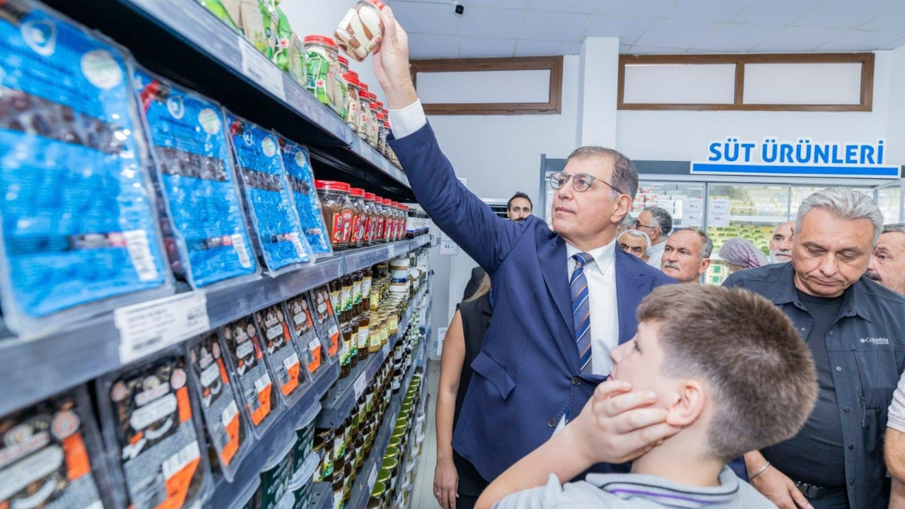 İZMAR’ın 25’inci şubesi Buca’da açıldı! Başkan Tugay ilk alışverişi yaptı