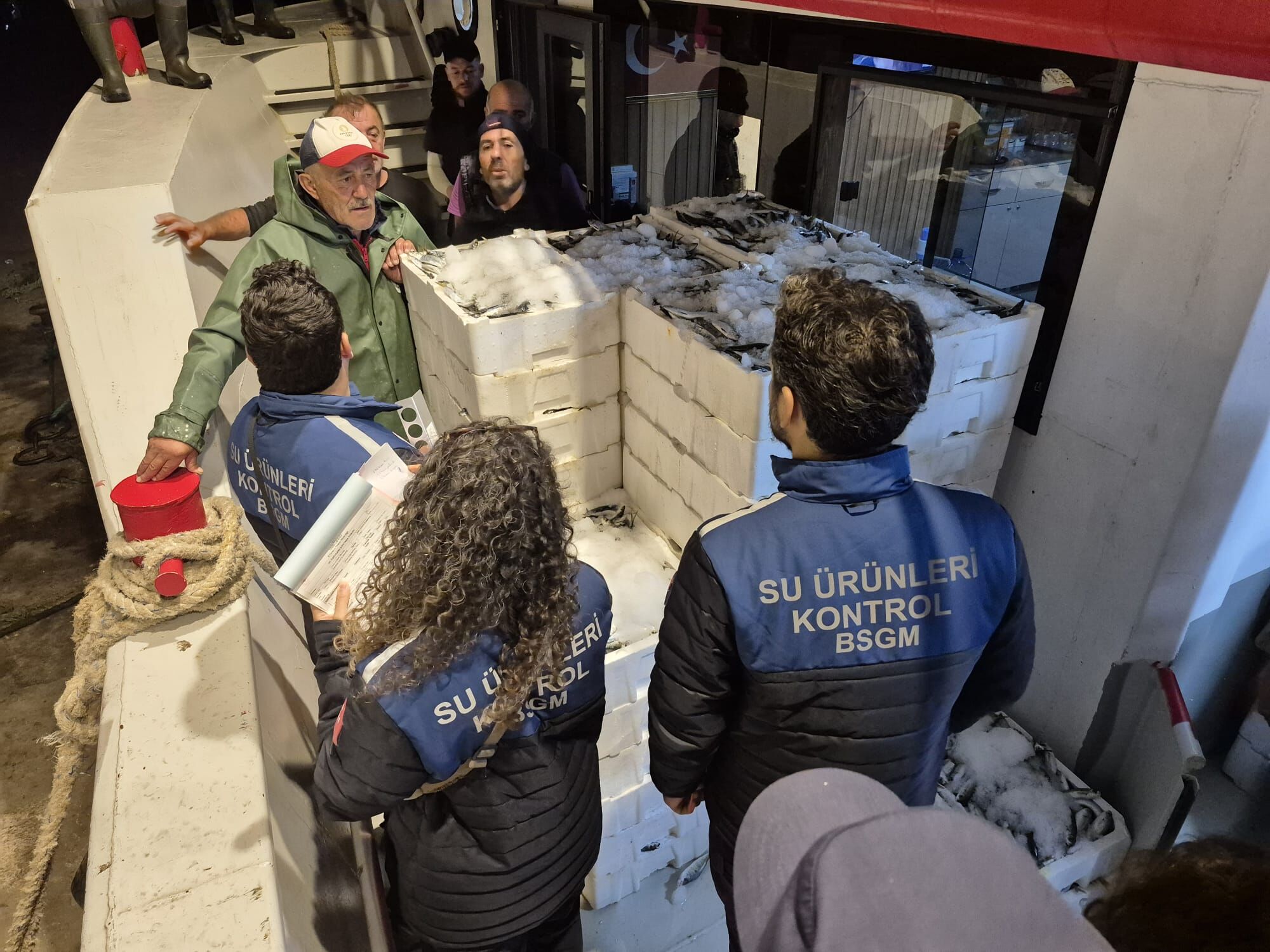 İzmir’de Balıkçılık Denetimleri Sürüyor Bir Işletmeye 94 Bin 811 Tl Ceza! (1)