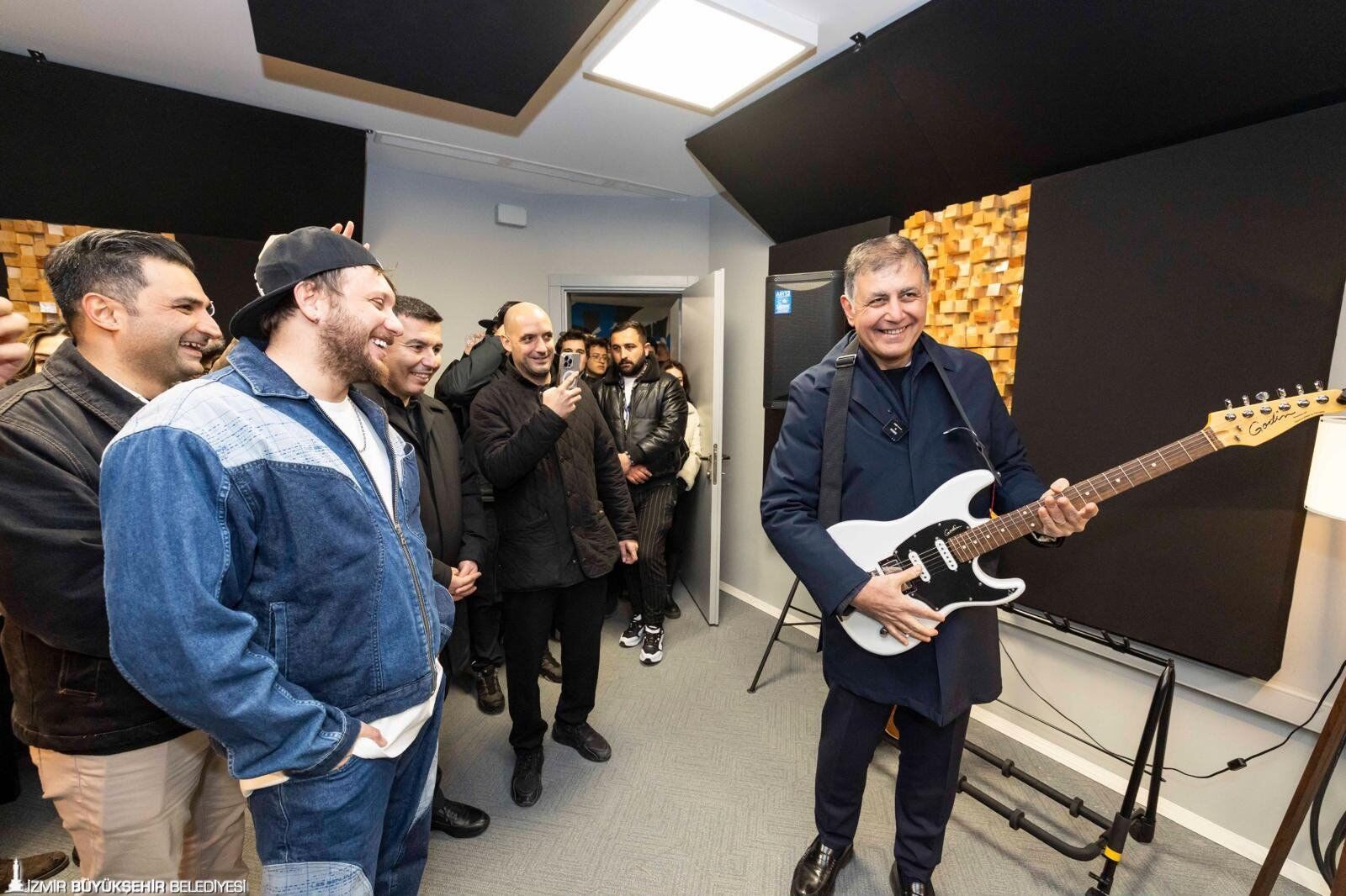 İzmir’de Gençlerin Müzik Üretimini Destekleyen Projeye Ödül Geldi (1)