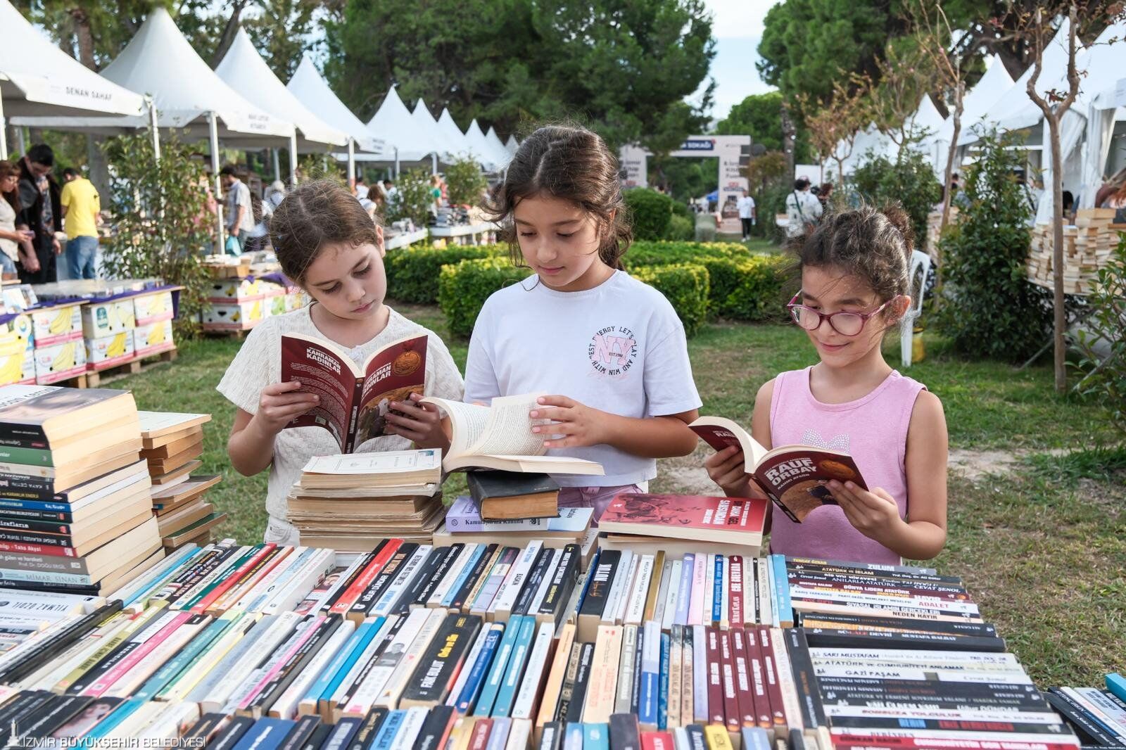İzmir’de Kitap Günleri Başladı Binlerce Kitapsever Kültürpark’a Akın Etti (3)