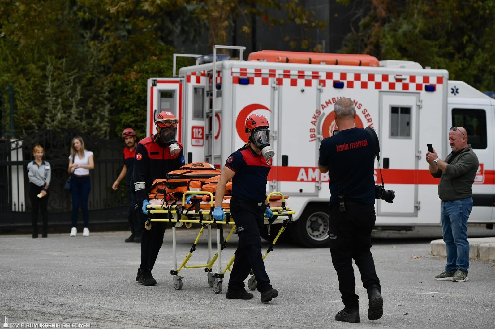 İzmir’de Okulda Yangın Tatbikatı Öğrenci Ve Öğretmenler Tahliye Edildi (1)