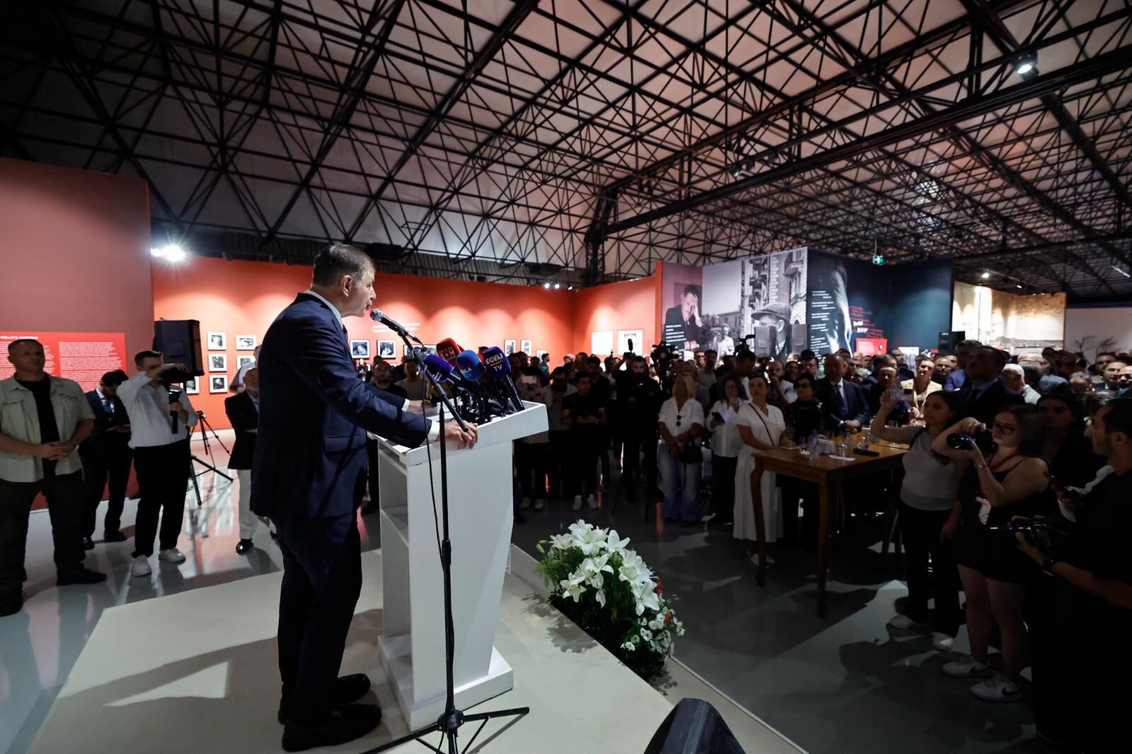 İzmir’de Siyasetin Sesini Nazım’ın Dizeleri Birleştirdi! “Büyük Bir Hikayenin Eve Dönüşüne Tanık Oluyoruz” 2