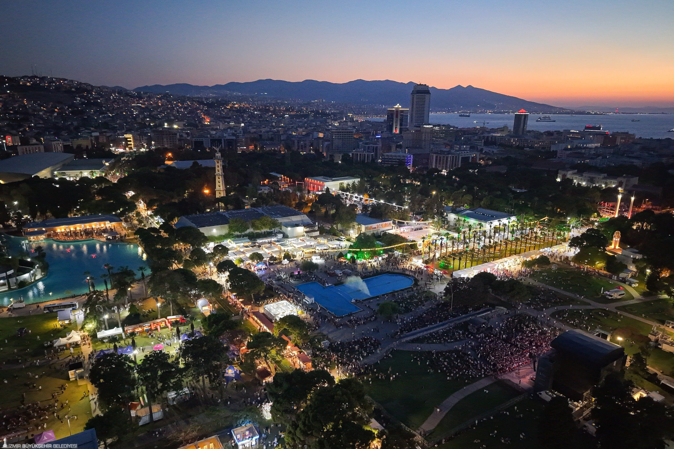 İzmir'de Ulaşım Gece Yarısından Sonra Da Sürecek! Fuara Özel 371 Ek Sefer Geliyor (1)