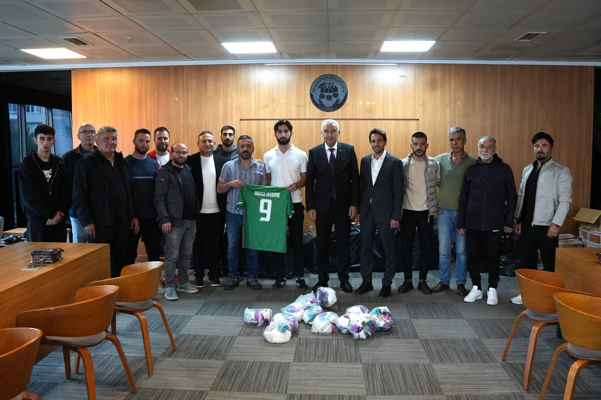 Kemalpaşa’da amatör spor kulüplerine destek: Yüzlerce malzeme dağıtıldı