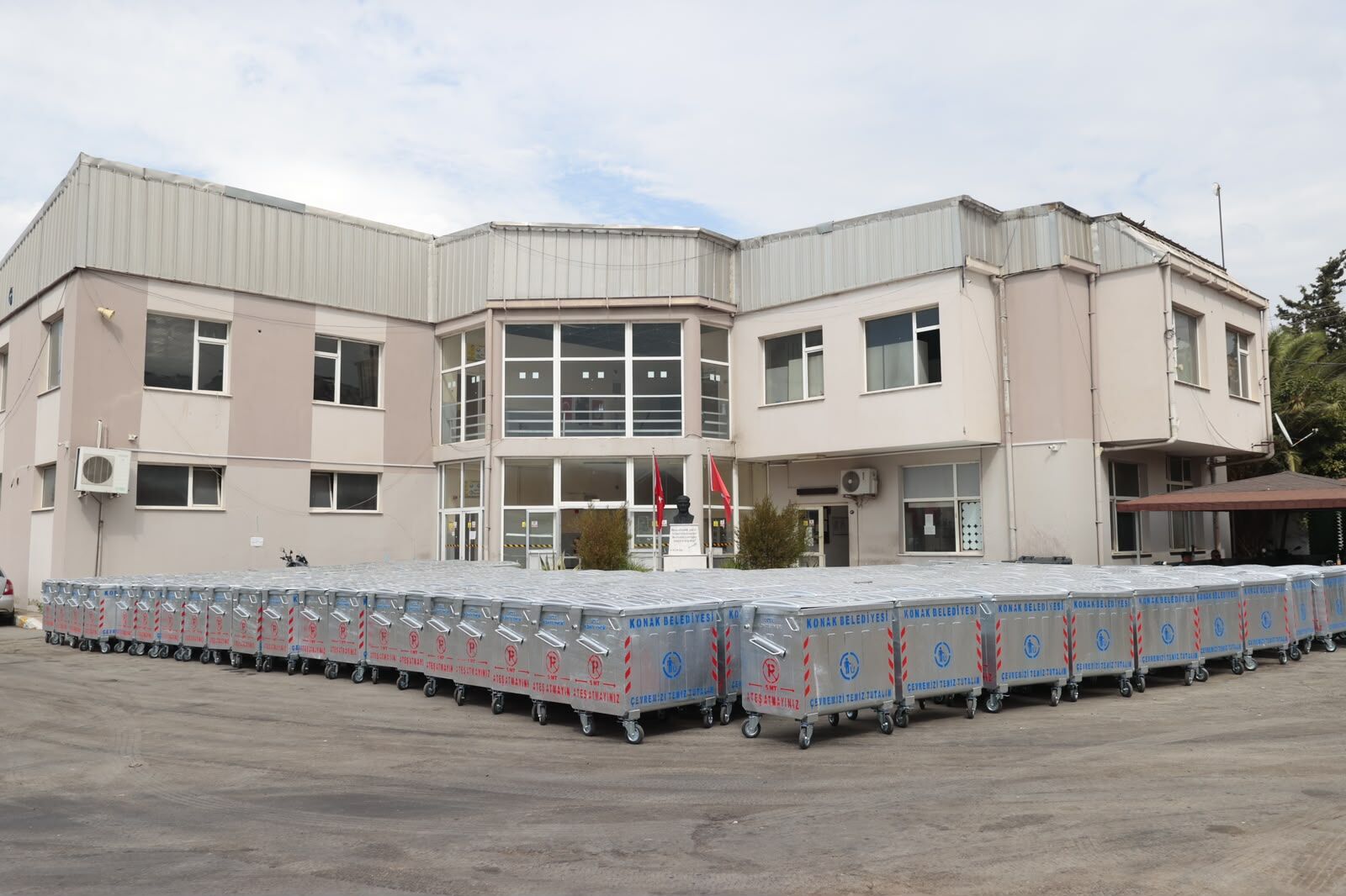 Konak’ta Çöp Konteynerleri Yenileniyor (1)