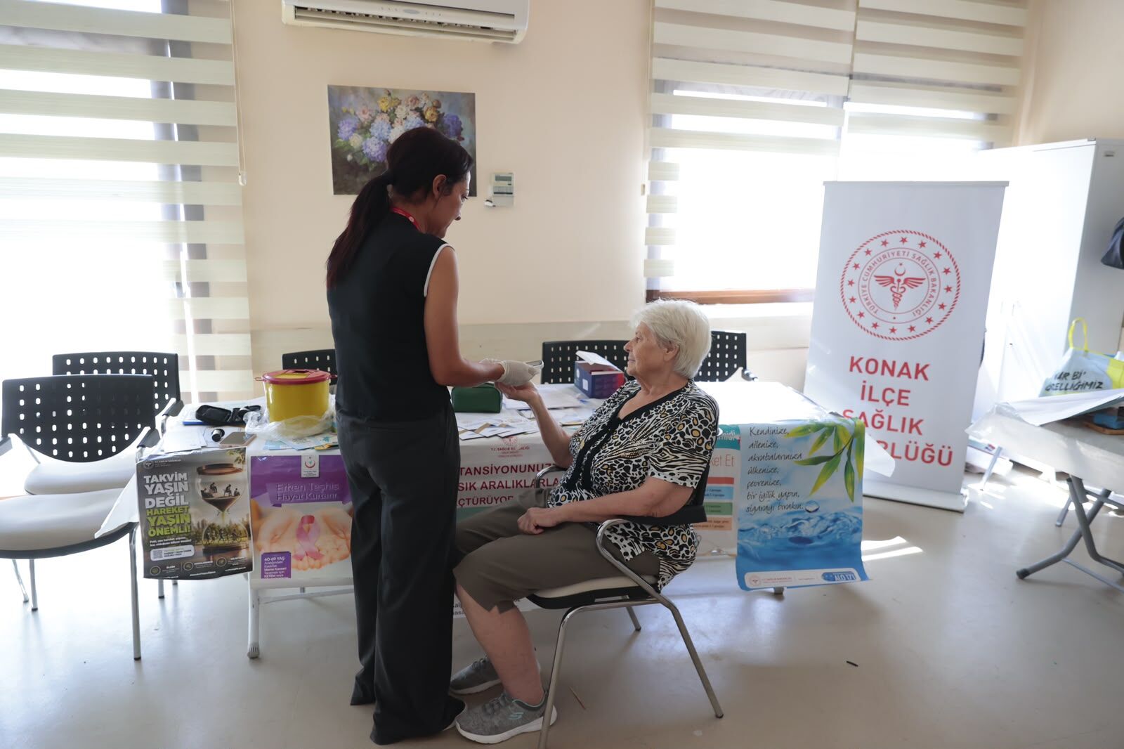 Konak’ta Ileri Yaştakiler Için Ücretsiz Sağlık Hizmeti! Ölçümler Tek Tek Yapıldı (2)