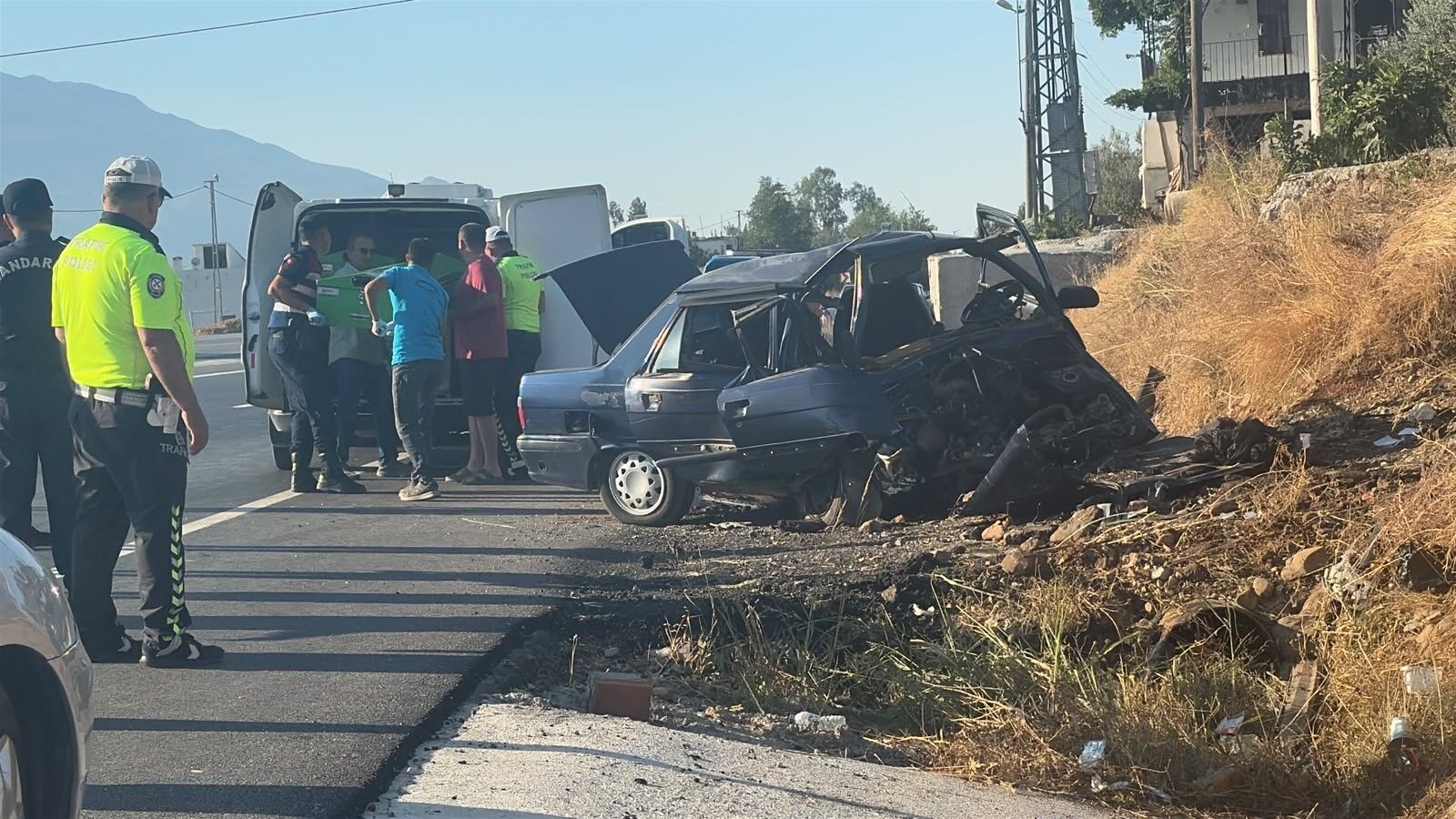 Kontrolden Çıkan Otomobil Yol Kenarına Savruldu 2 Kişi Hayatını Kaybetti (1)