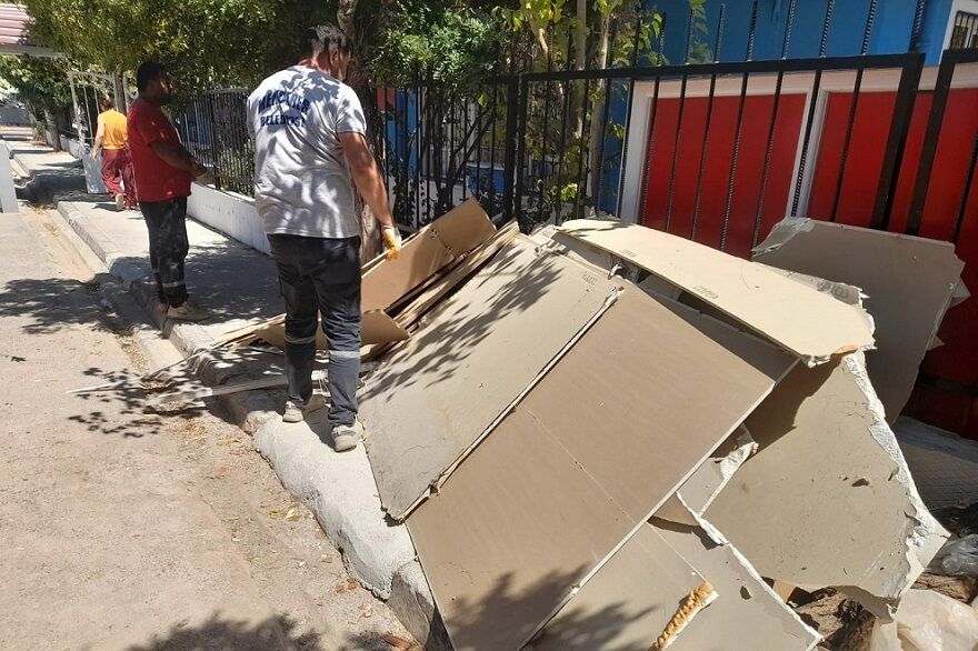 Menderes’te Okullar Yeni Eğitim Yılına Hazırlanıyor Ot Biçiliyor, Ağaçlar Budanıyor (2)