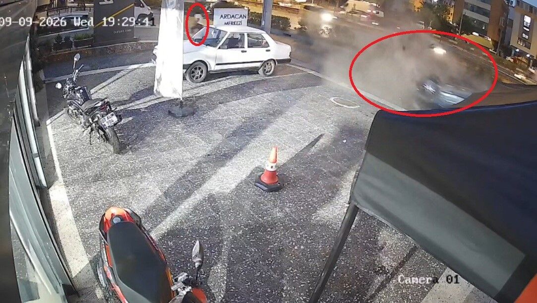 Otomobil Ağaca Çarpıp Takla Attı Yaya Saniyelerle Kurtuldu (2)