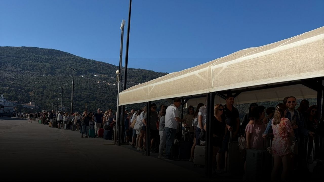 Türkiye’den 45 dakikada gidiliyor, turistler akın ediyor! Samos’ta pasaport kuyruğu bitmiyor!